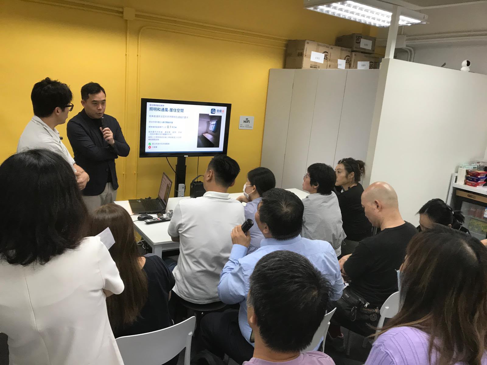 簡樸房小組講座中講者以投影片講解消防及居住環境要求
