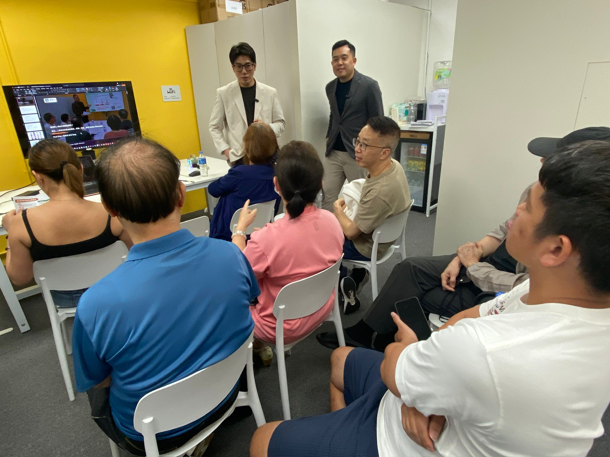 講者在簡樸房講座中向參加者講解消防安全和圖則案例